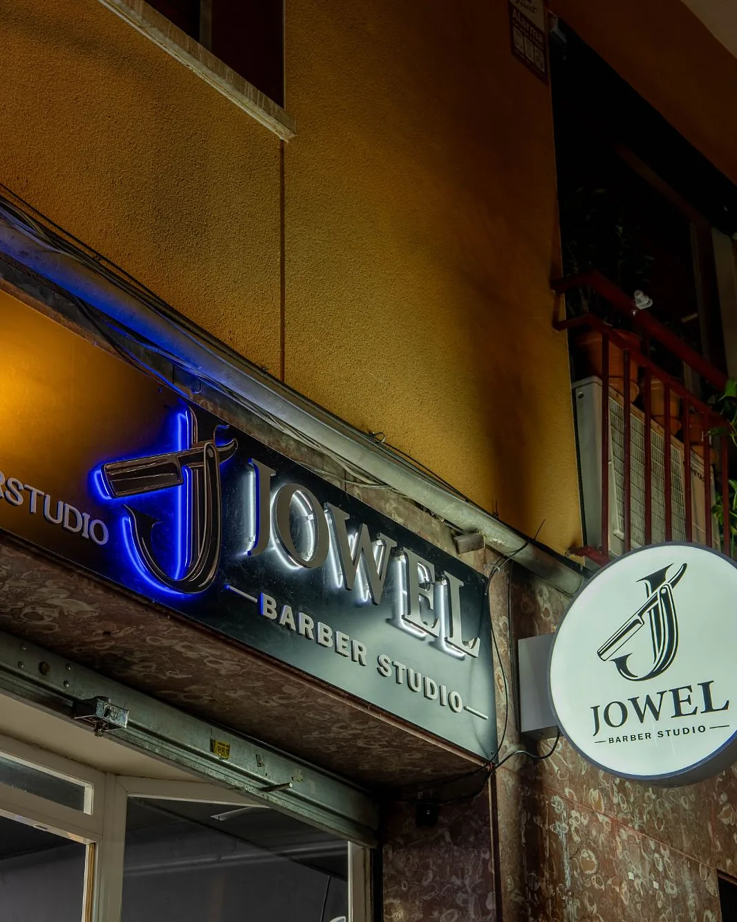 Fachada de Jowel Barber Studio en Carrer de Martí i Blasi, L'Hospitalet
