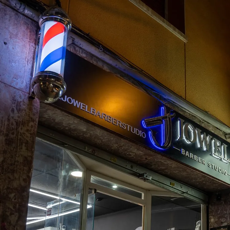 Poste de barbero y rótulo luminoso de Jowel Barber Studio
